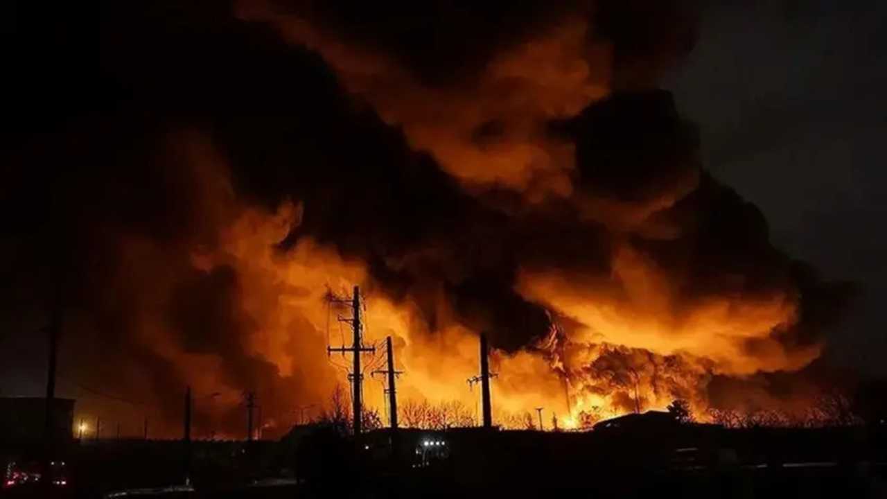 İran'da Alarm! Güney Kentlerinde Peş Peşe Patlamalar 1 Iranda Alarm Guney Kentlerinde Pes Pese Patlamalar 2