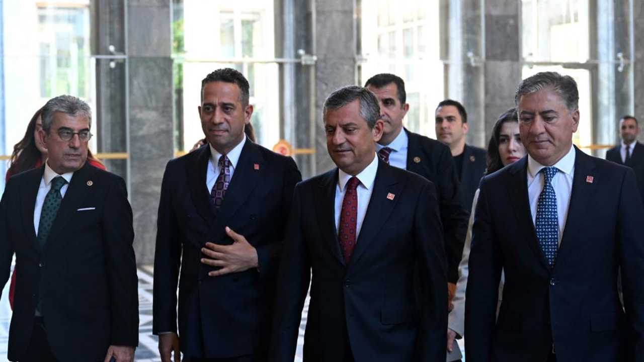 Özgür Özel'den İlk Büyük Hamle! A Takımı Şekillendi 3 Ozgur Ozelden Ilk Buyuk Hamle A Takimi Sekillendi 4