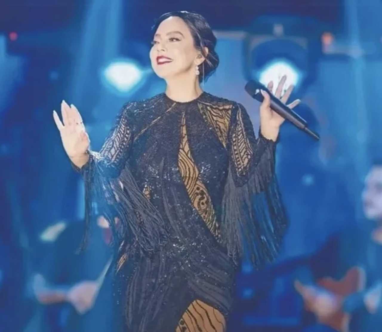 Sahneye Guclu Donus Ebru Gundes Sosyal Medyayi Salladi 2