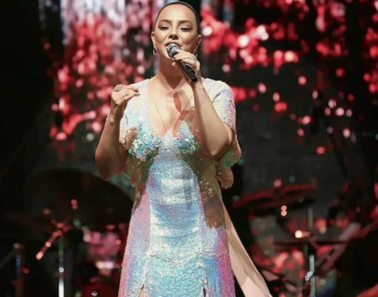 Sahneye Guclu Donus Ebru Gundes Sosyal Medyayi Salladi 3