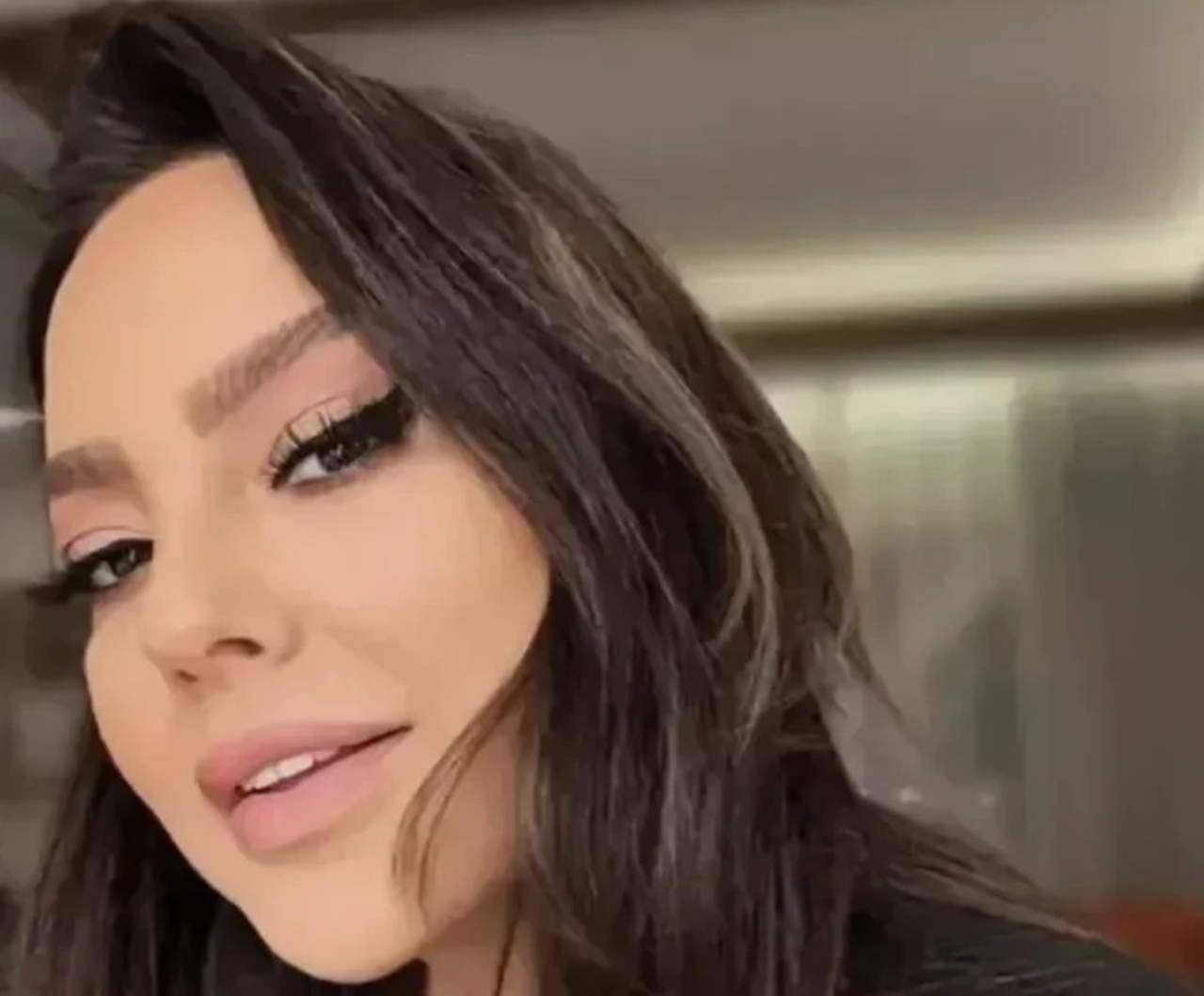 Sahneye Guclu Donus Ebru Gundes Sosyal Medyayi Salladi 5