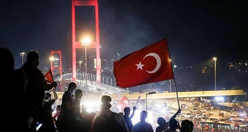 Siyasilerden Peş Peşe 15 Temmuz Mesajları