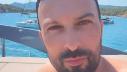 Tarkan Tatil Kareleriyle Sosyal Medyayı Salladı