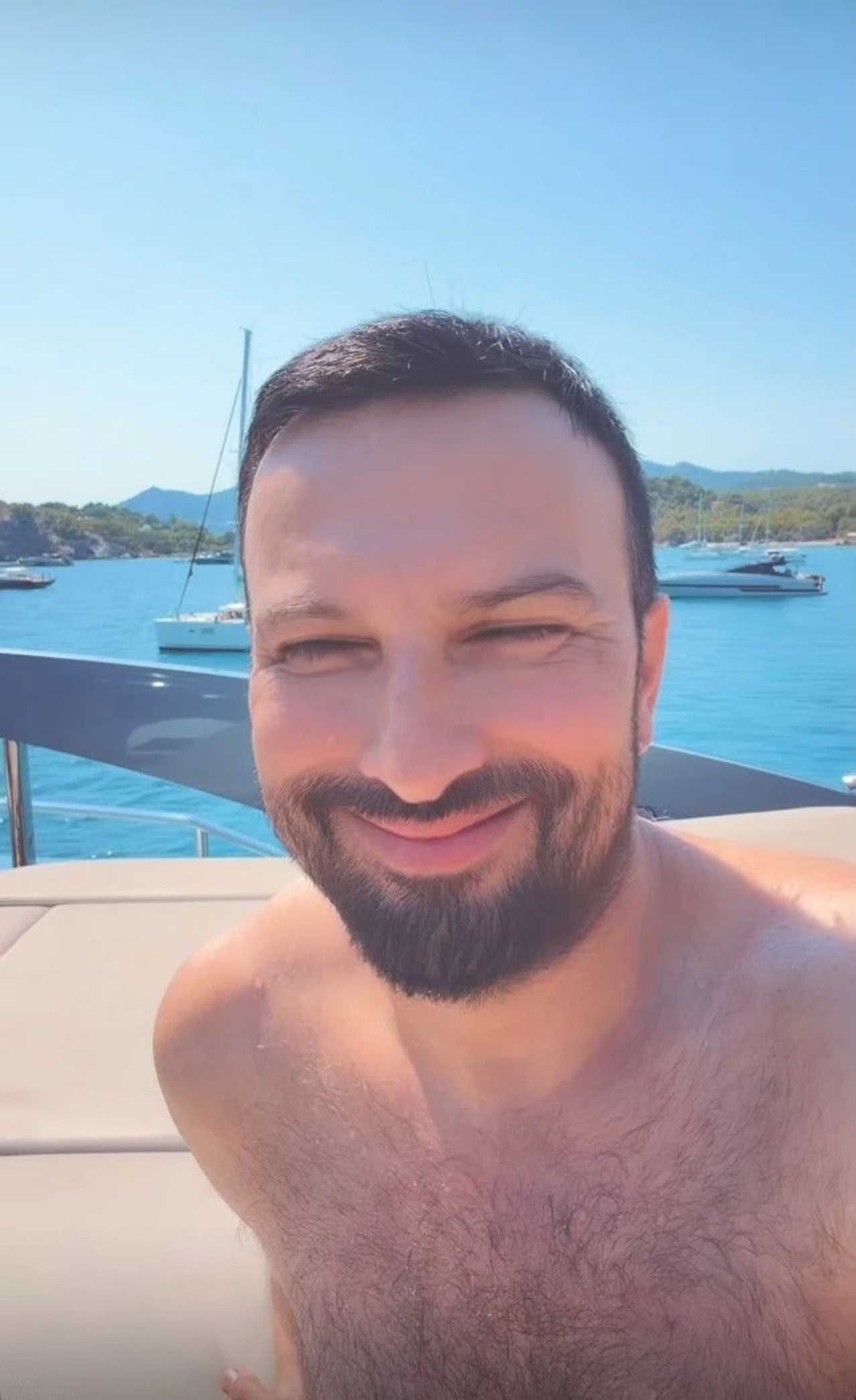 Tarkan Tatil Kareleriyle Sosyal Medyayı Salladı 3 Tarkan Tatil Kareleriyle Sosyal Medyayi Salladi 4