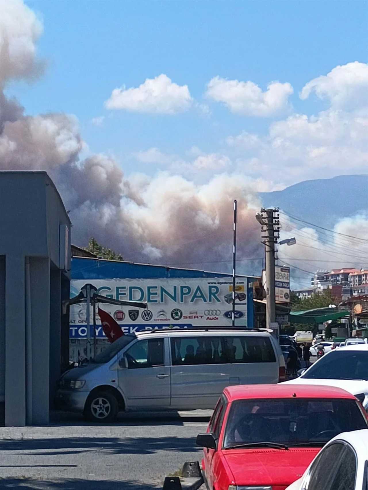 Edremitte Yangin Panigi Alevler Ormanlik Alana Ulasti 2
