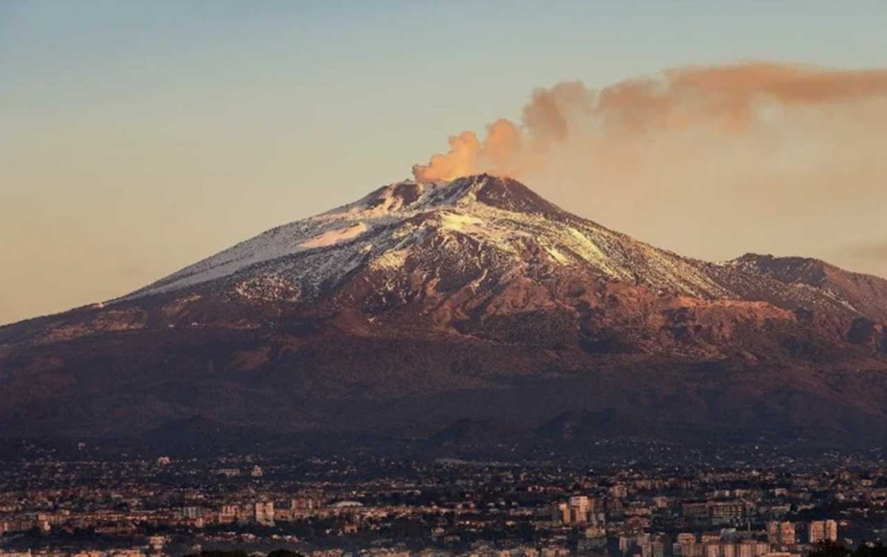 İtalya’da Etna Alarmı! Lav Akışı Başladı, Uçuşlar Durduruldu 1 Italyada Etna Alarmi Lav Akisi Basladi Ucuslar Durduruldu 2