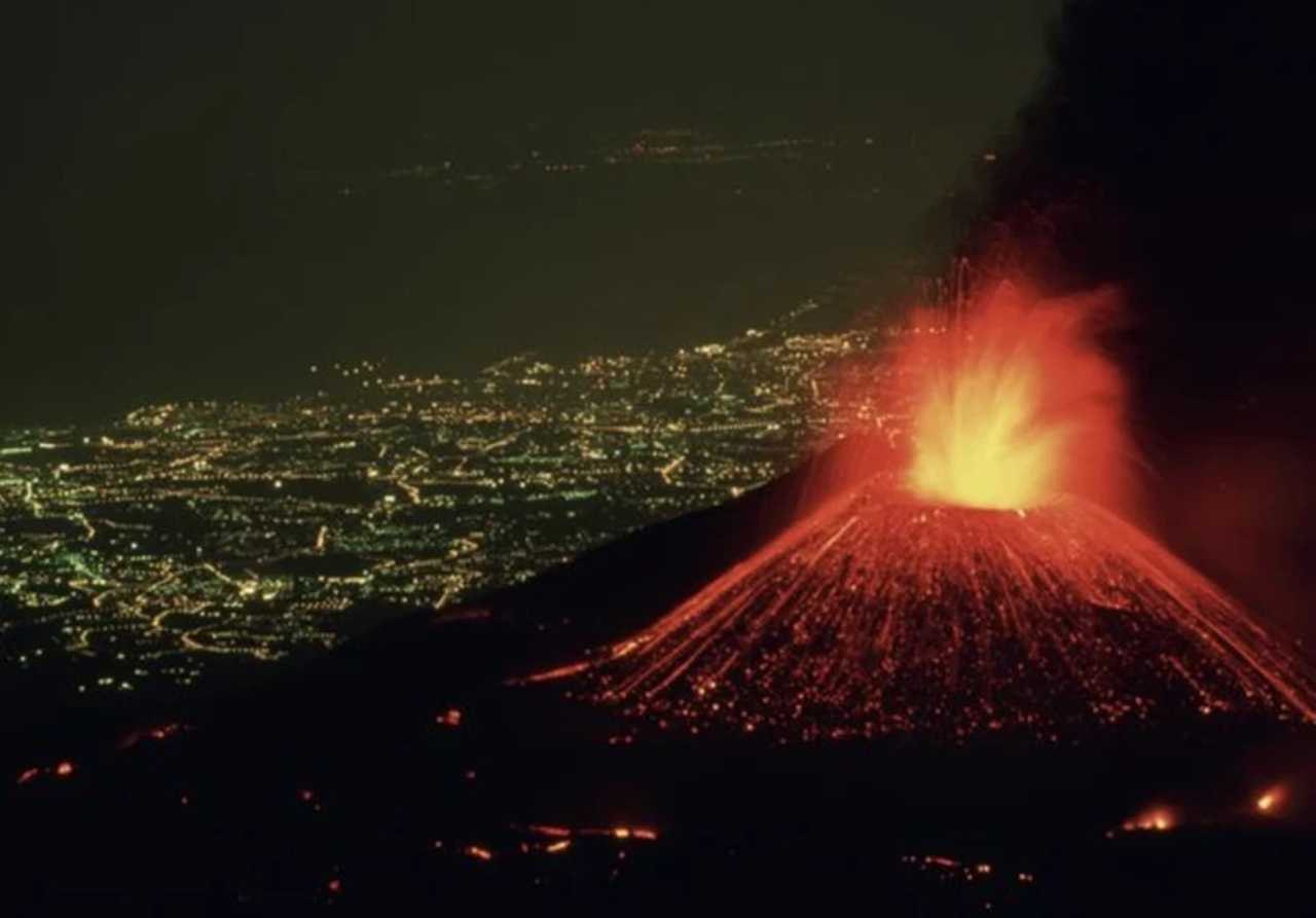 İtalya’da Etna Alarmı! Lav Akışı Başladı, Uçuşlar Durduruldu 2 Italyada Etna Alarmi Lav Akisi Basladi Ucuslar Durduruldu 3