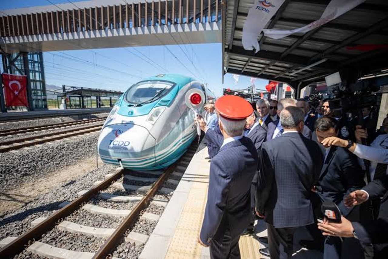 Kayseri’ye Ulaşımda Devrim: Hızlı Tren İçin Tarih Verildi 1 Kayseriye Ulasimda Devrim Hizli Tren Icin Tarih Verildi 2