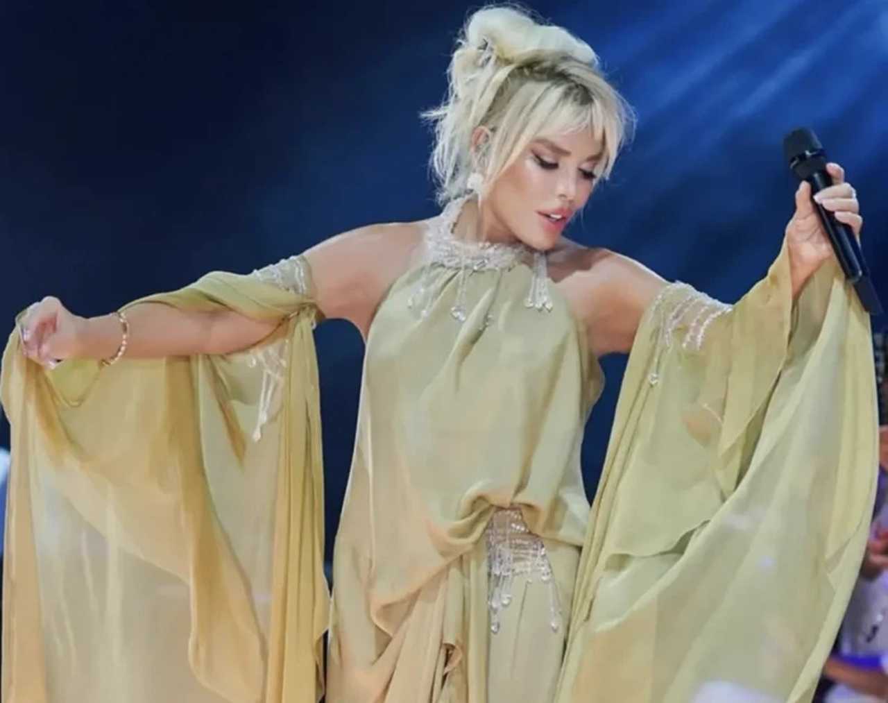 Ajda Pekkan Sahneye Damga Vurdu: Gözyaşlarıyla Açıkladı 1 Ajda Pekkan Sahneye Damga Vurdu Gozyaslariyla Acikladi 2