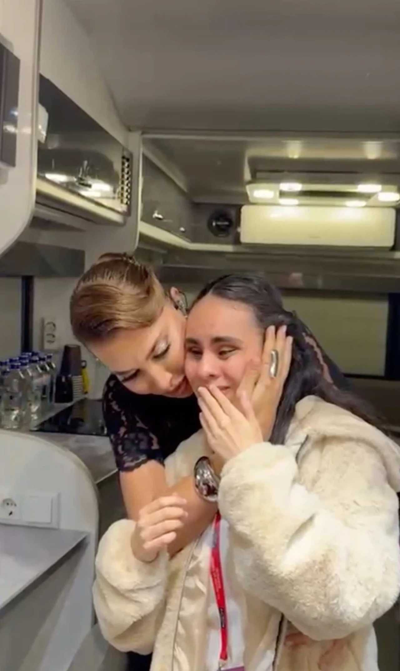 Ebru Yaşar’la Buluştu, Gözyaşlarını Tutamadı 2 Ebru Yasarla Bulustu Gozyaslarini Tutamadi 3