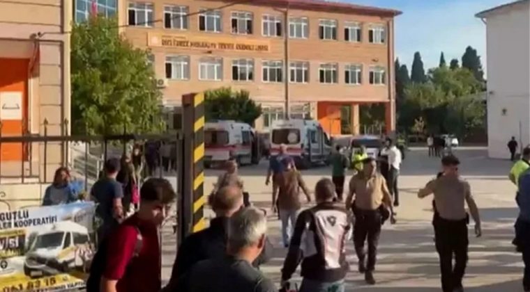 Turgutlu’da Dehşet: Lise Önünde Silahlı Saldırı