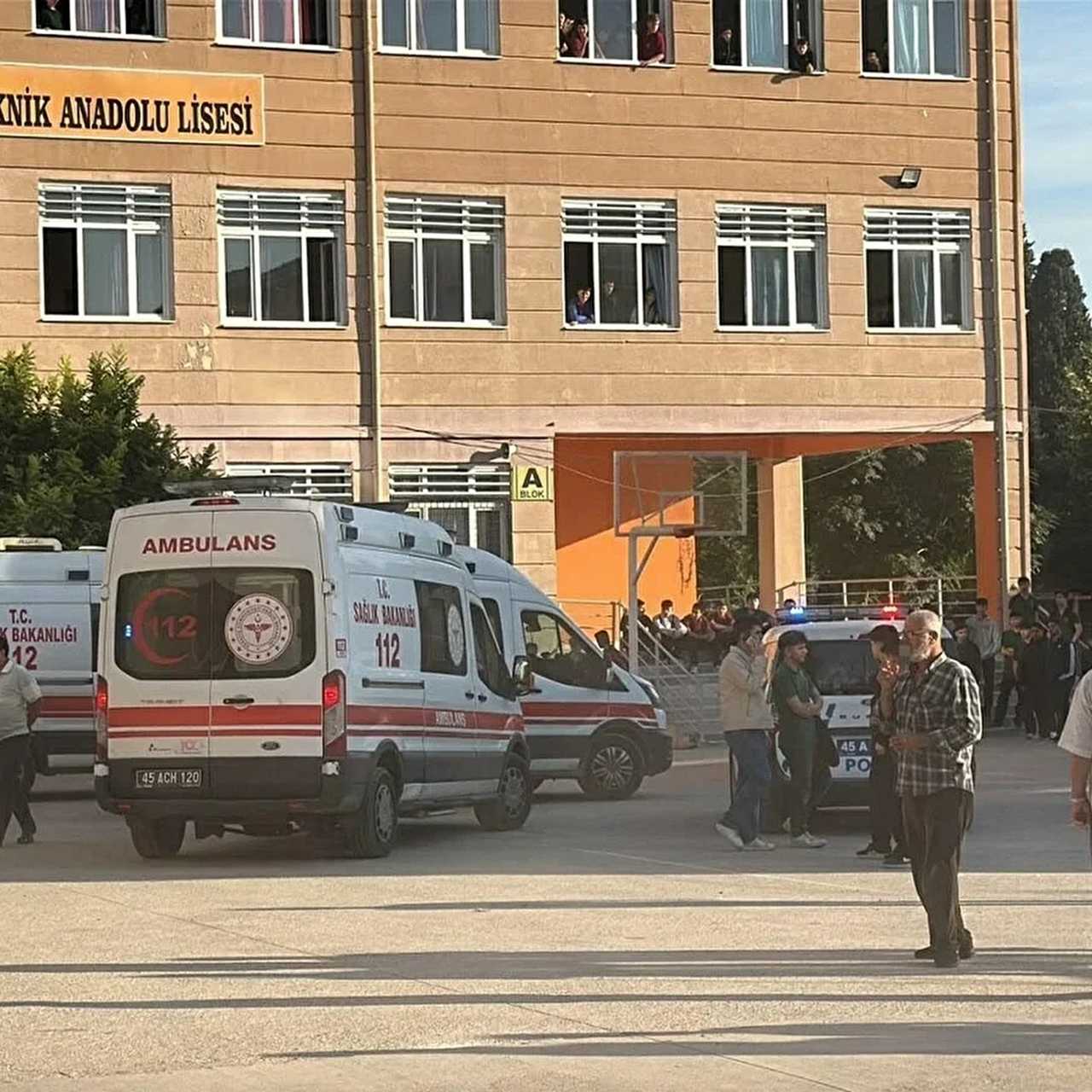 Turgutlu’da Dehşet: Lise Önünde Silahlı Saldırı 1 Turgutluda Dehset Lise Onunde Silahli Saldiri 2