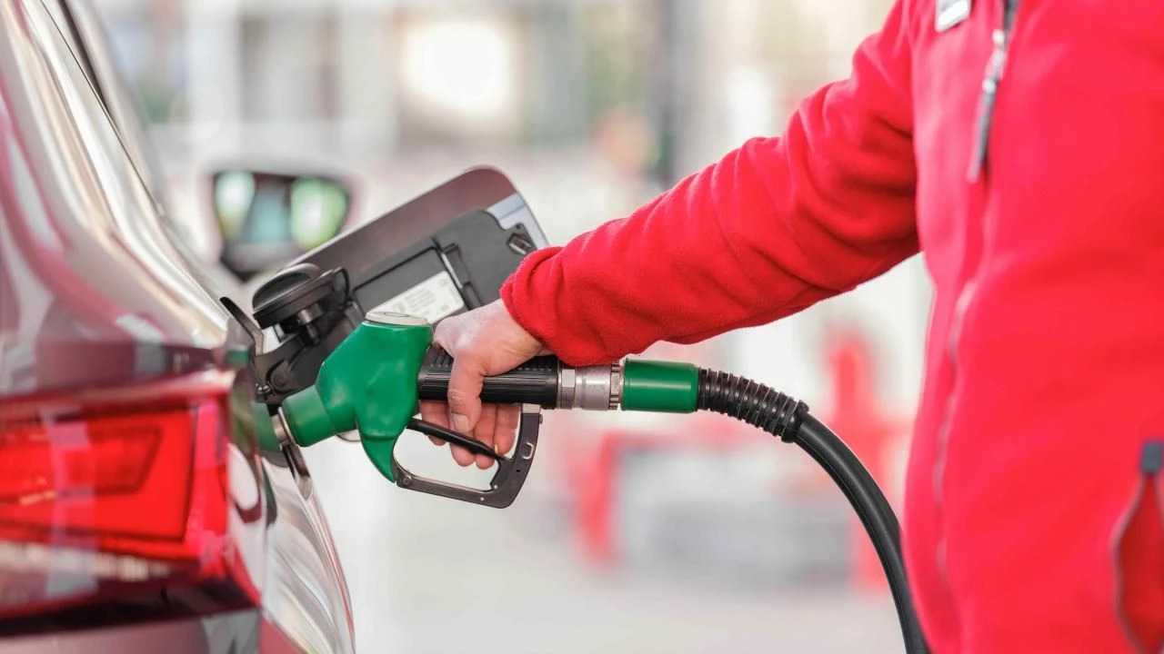 Benzine Dev İndirim Geliyor! Akaryakıt Tabelaları Değişiyor 2 Benzine Dev Indirim Geliyor Akaryakit Tabelalari Degisiyor 3