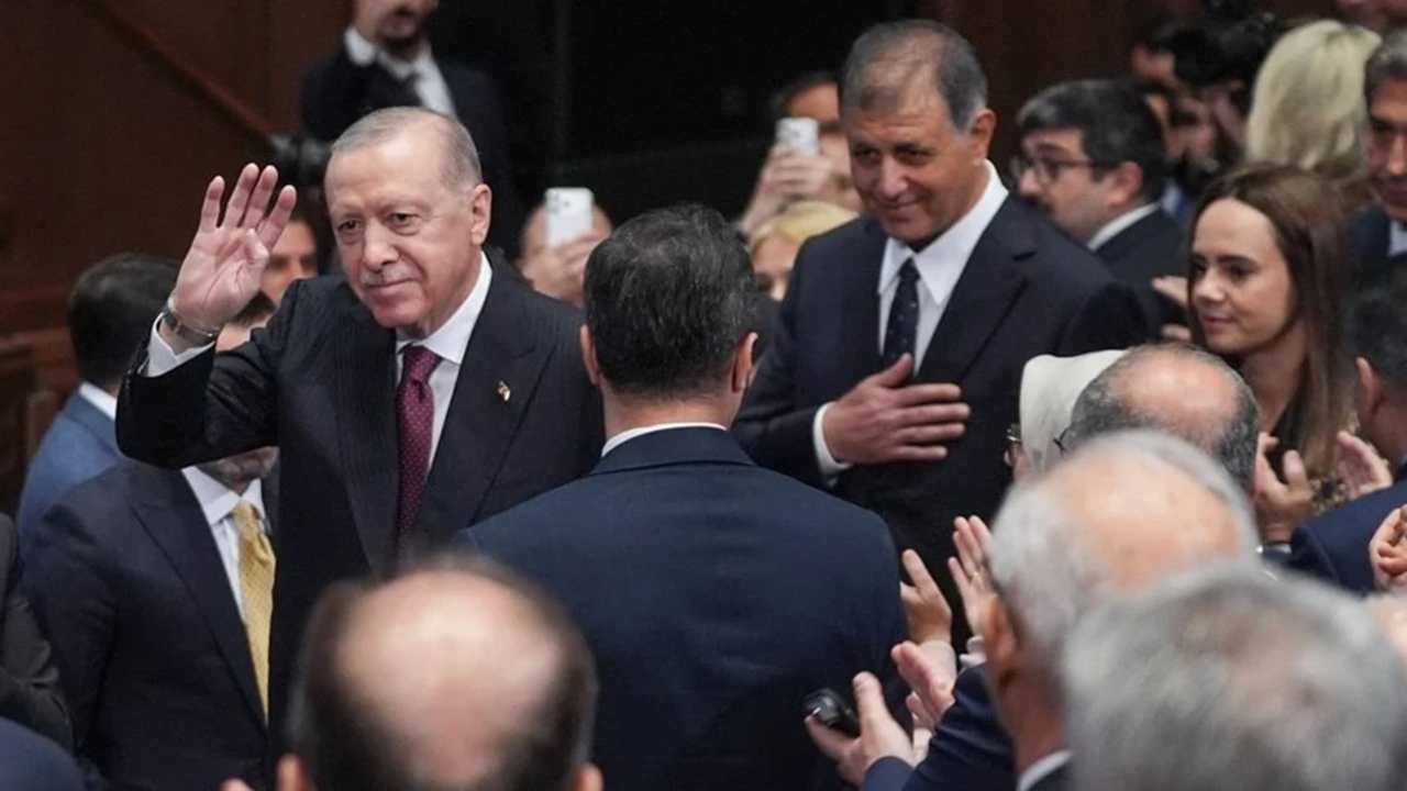 Erdoğan Rozetini Taktı! Cemil Tugay AK Parti’de 1 Erdogan Rozetini Takti Cemil Tugay AK Partide 2
