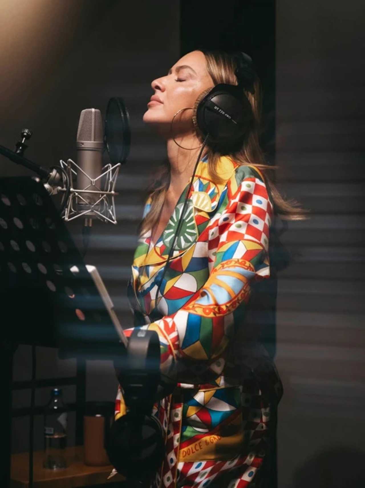 Hadise Paris’i Fena Salladı! Cesur Tarzı Gündem Oldu 2 Hadise Parisi Fena Salladi Cesur Tarzi Gundem Oldu 3