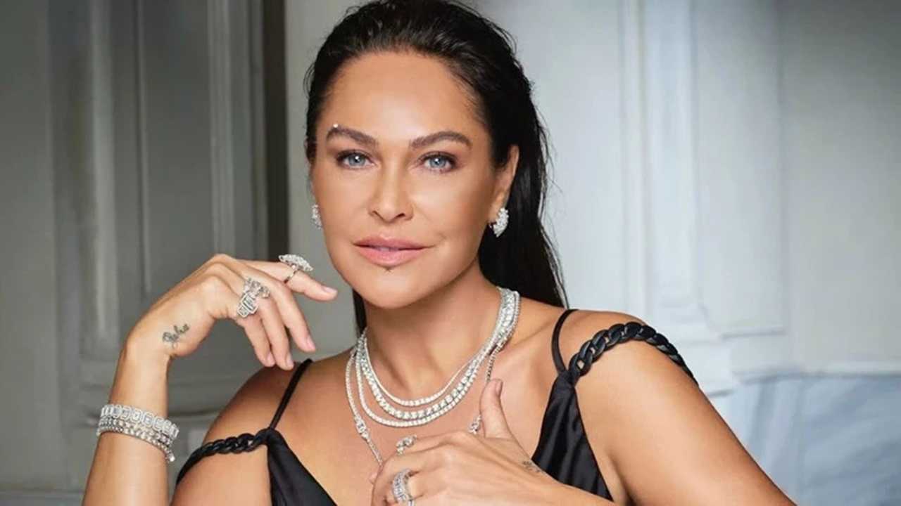 Hülya Avşar Korta Çıktı: Sıra Dışı Tarzı Olay Oldu 1 Hulya Avsar Korta Cikti Sira Disi Tarzi Olay Oldu 2