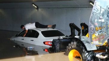Uyarı Levhası Yoktu, Otomobil Sulara Gömüldü